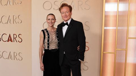 Conan O'Brien, conductor de la gala, junto a su esposa, Liza Powel O'Brien