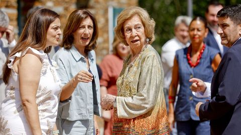 La reina em�rita, con la conselleira y la alcaldesa, en el exterior del consistorio