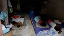 Una familia duerme en el suelo durante un apag�n, el pasado 4 de agosto en La Habana, Cuba.