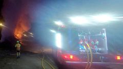 En la imagen, de archivo, bomberos extinguiendo un incendio en el municipio de Nar�n.