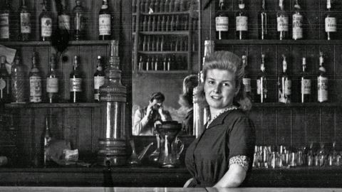 Camarera de Casa Rosario, en El Entrego (San Martín del Rey Aurelio, 1944). Valentín Vega