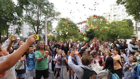 Vuelta al cole, con confeti, en el colegio Barcelos de Pontevedra