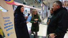 Visita de la delegada de la Xunta en Ferrol, Martina Aneiros, (centro) y de la concejala de Mercados, Maica Garc�a Fraga, al mercado de A Magdalena con la campa�a 'Nestas datas, que non sobren as sobras!'