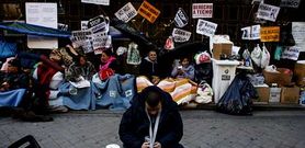 La concentracin de afectados a las puertas de la sede de Bankia, en Madrid, se mantiene desde hace tres semanas.