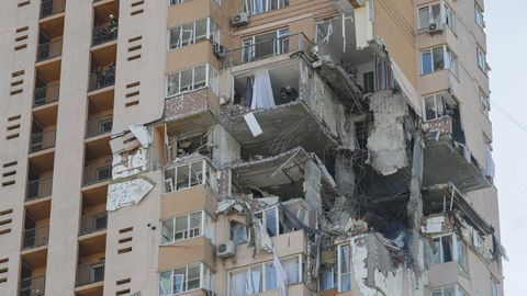 Desde el principio, la capital, Kiev, resisti, mientras Putin se enseaba ms. En la imagen, un edificio que recibi el impacto de un misil, que dej varios heridos