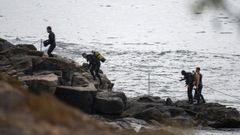 Un grupo de buzos comprueba la seguridad en la costa en La Mareta, en Costa Teguise (Lanzarote).