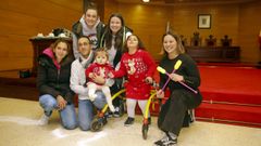 La peque�a L�a junto a su familia, representantes de Grand Jet� y la concejala de Deportes, Noelia G�mez