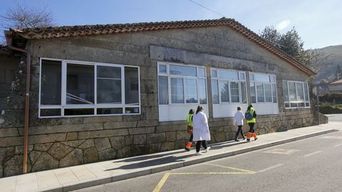Reportaje con las enfermeras Sonia Garca y Blanca Luaces del equipo de soporte de atencin domiciliaria con base en Arcade. La jornada termina con la visita a los compaeros del centro de salud de A Lama para completar los informes