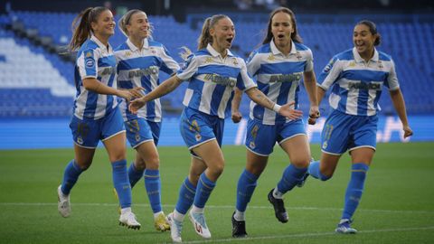 Ainhoa Mar�n celebra junto a sus compa�eras un gol en el Abanca Riazor este curso.