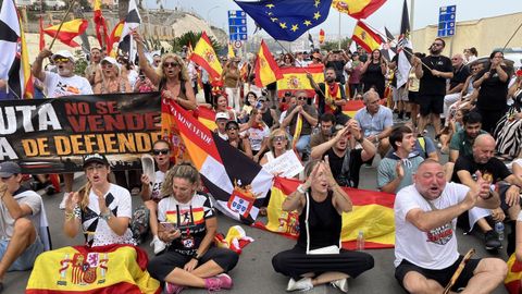 Manifestantes en defensa de los derechos de los habitantes de Ceuta, el pasado domingo.