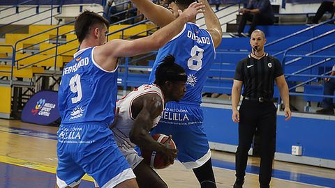 Chaz Williams busca un hueco entre dos hombres altos melillenses.