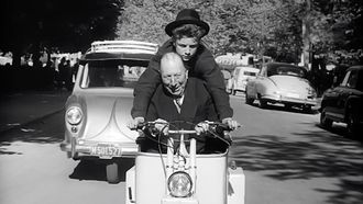 Jos� Isbert ?abajo?, en�el cl�sico del cine espa�ol �El cochecito�