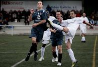 El soneir�n Fran Urroa despeja ante el dumbri�s Aar�n Lopez y Yago Dosil, y m�s atr�s, Baba.