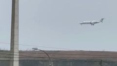 El avi�n, aproxim�ndose al aeropuerto de Alvedro para el aterrizaje de emergencia