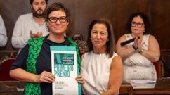 Isabell Seidel, ganadora del primer premio en la Bienal Balconadas de Betanzos, recogi� el diploma de manos de la alcaldesa, Mar�a Barral