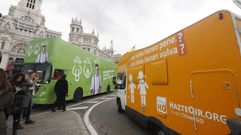 La caravana de Hazte Oir se cruza con el autob�s fletado por �El Intermedio� para protestar por la campa�a de la organizaci�n ultracat�lica