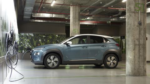 Hyundai el�ctrico en un punto de recarga