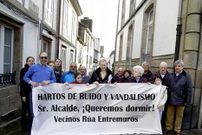 Los vecinos de la r�a de Entremuros se han cansado de los ruidos y han exteriorizado su protesta