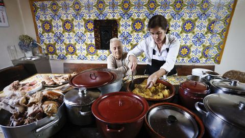 MESÓN DE CRECENTE. LUGO
El cocido de esta casa, que está a punto de cumplir un siglo de vida, es toda una institución dentro de la gastronomía lucense. Loli Lamas, como su madre Amelia lo hizo en su día, lo prepara y lo sirve tanto en invierno como en verano. Tras cinco horas en cocina de leña. Además del cocido, los pollos tomateros, el gallo de corral y los platos de caza son los otros grandes atractivos del mesón de San Pedro de Mera.
