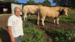 Pepe do Chacino, este martes en su explotaci�n ganadera con �nico y Compa�eiro, que esta semana ser�n enviados a V�lez-M�laga