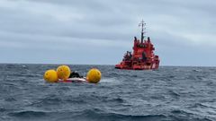 Las llamadas de socorro se transmiten al instante a Salvamento Martimo, que moviliza medios como, en este caso, el remolcador Sar Gavia,o los buzos de Ardentiarescataron altripulante del velero Jeanne Solo en un operativo al filo de lo imposible