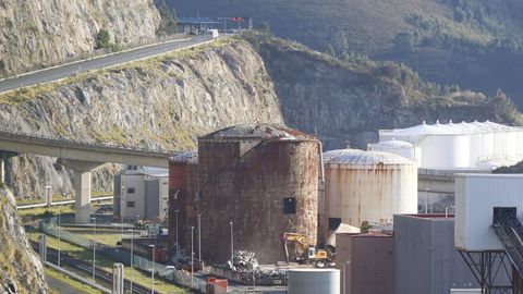Las máquinas están desmontando los tanques oxidados de la vieja fábrica de biodiésel que no llegó a producir