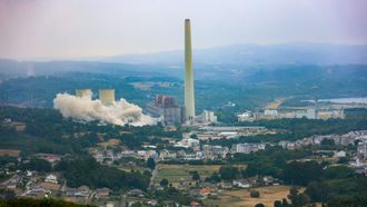 Ca�da de dos de las cuatro torres de refrigeraci�n de Endesa en As Pontes