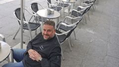 El cocinero eums, en la terraza de la postrera Bico de Xeado, en la plaza Real de su pueblo