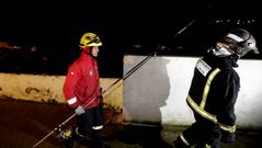 Los servicios de emergencia, anoche en O Porti�o buscando al pescador arrastrado por una ola