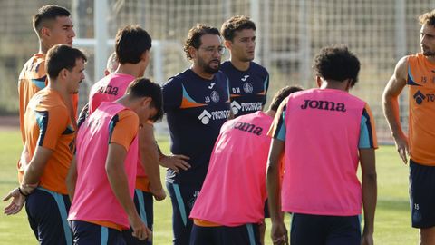 Jos� Bordal�s, en el centro de la imagen, durante una sesi�n de entrenamiento del Getafe.