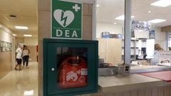 Un desfibrilador, en un instituto de Burela, en una imagen de archivo. 