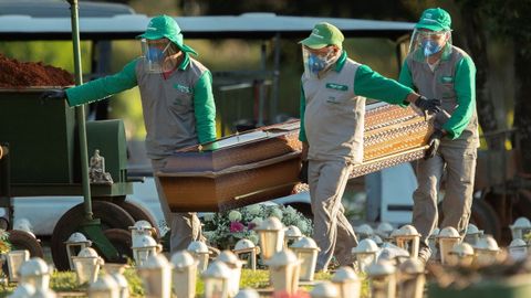 Trabajadores del cementerio Campo de Esperanza enterraban ayer una vctima de covid-19