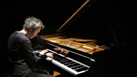 James Rhodes durante un concierto en Vigo.