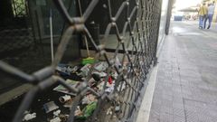 Estado que presenta un bajo de la calle Manuel de Cal