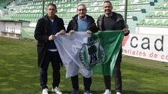 Juan Carlos y Juanfran escoltan al presidente del Arenteiro, Argimiro Marnotes