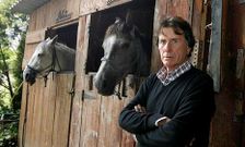 Gelos Rosado con dos de los caballos con los que pasea a diario por Baldaio.