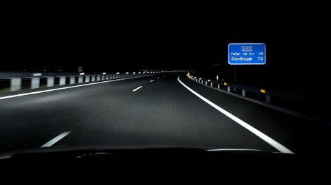 Por la noche es un t�nel. La falta de puntos de luz al atravesar zonas sin poblar y la ausencia de farolas en intersecciones, hacen que sea una autov�a fanstama
