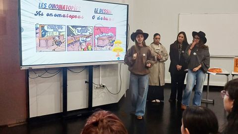 Alumnas de la facultad de Educaci�n y Trabajo Social del campus de Ourense, durante los�talleres �100 a�os de Ren� Goscinny: descubre el c�mic en franc�s�.