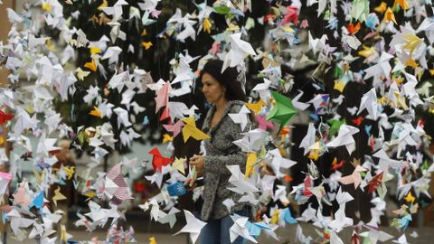 Miles de pajaritas de papel vuelan al Congreso en defensa de Do�ana