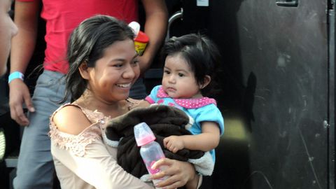 La joven guatemalteca Biel, de 18 a�os, sonr�e a su llegada junto a su hija Daira Carolina, de diez meses, a un albergue en Phoenix
