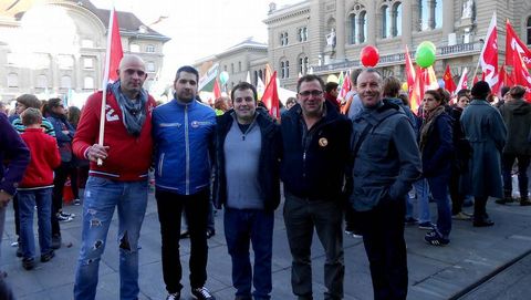 Emigrantes gallegos adscritos a Unia, en la manifestaci�n de Berna.