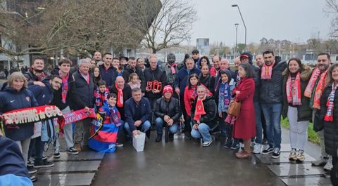 Homenaje a Manolo Preciado de aficionados de Sporting y Levante