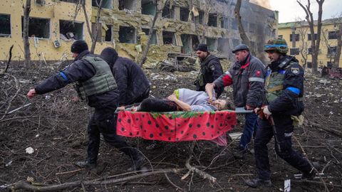 La fotografa que muestra a una embarazada siendo evacuada de Maripol tomada por Evgeny Maloletka.