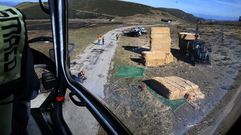 Imagen desde el helicptero de la paja acumulada en Fonte da Cova (Carballeda de Valdeorras) que despus se lanz desde el aire.