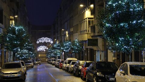 NAVIDAD EN CELANOVA.rboles y farolas, adems de los arcos de luces, estn decorados en las calles de Celanova. A pesar de la lluvia, las luces de Navidad iluminan la vila de san Rosendo