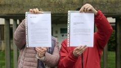 Dos de los j�venes a los que les suspendieron la contrataci�n en el Rof Codina, ense�ando el burofax a trav�s del cual fueron notificados.