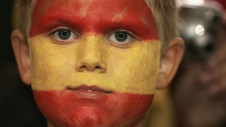 Un ni�o con la cara pintada con la bandera espa�ola