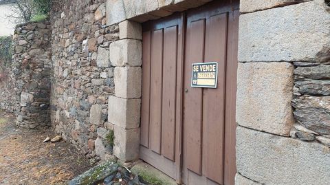 Un cartel sobre la puerta de entrada informa de la venta de la propiedad