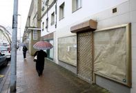 Bajos comerciales cerrados en la calle Euskadi, dentro del barrio de Recimil.