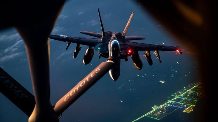 Imagen de dos aviones de EE.UU, que participan en la guerra de Ir�n abasteci�ndose de combustible